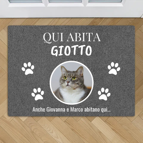 Qui abita - Zerbino personalizzato - Featured Image